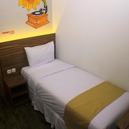Front One Cabin Malioboro Jogja 요그야카르타 외부 사진