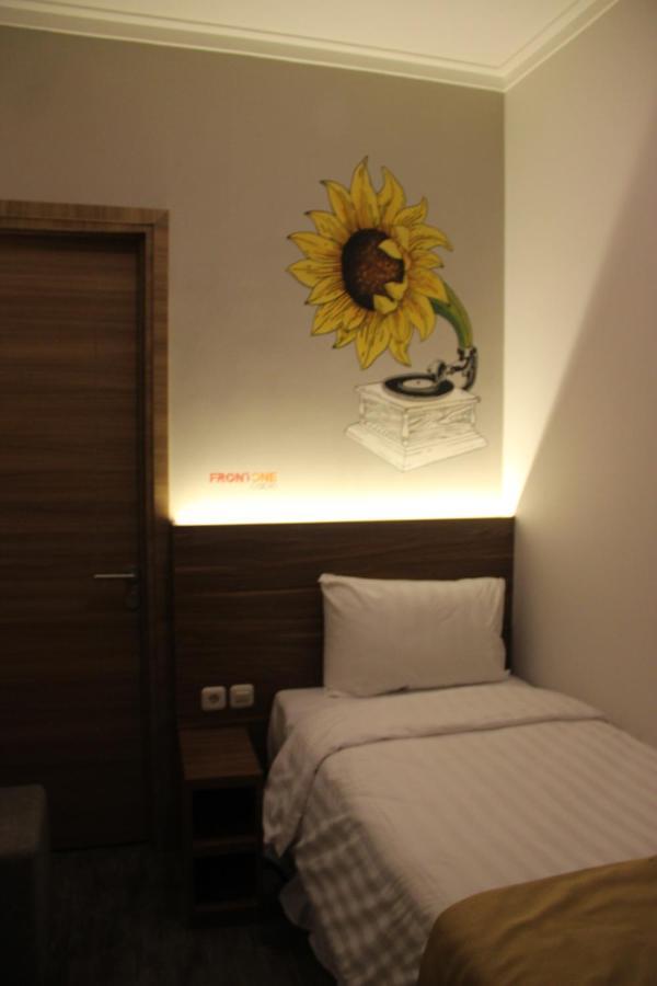 Front One Cabin Malioboro Jogja 요그야카르타 외부 사진
