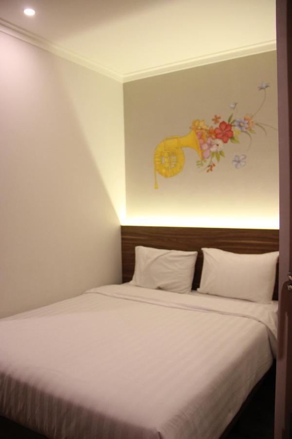 Front One Cabin Malioboro Jogja 요그야카르타 외부 사진