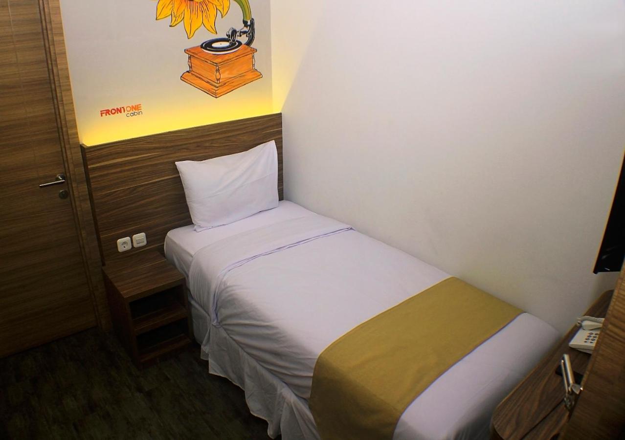 Front One Cabin Malioboro Jogja 요그야카르타 외부 사진