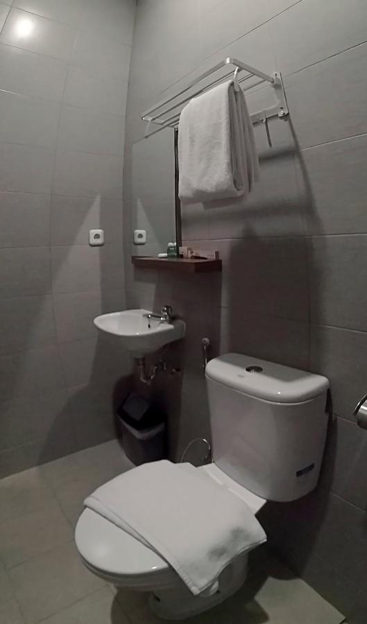 Front One Cabin Malioboro Jogja 요그야카르타 외부 사진